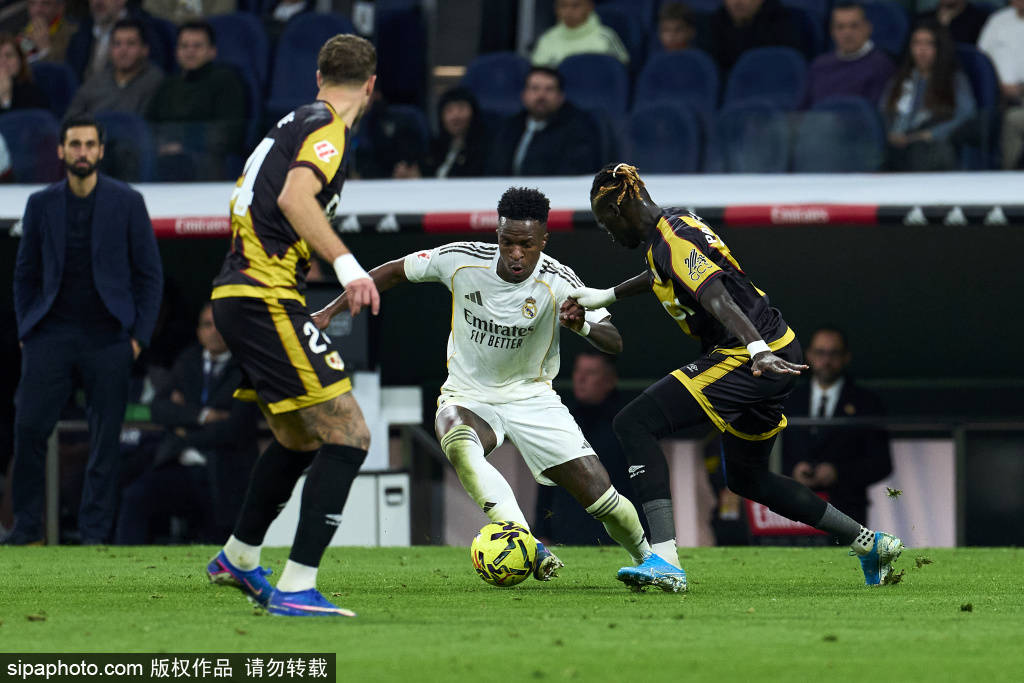 西甲风云再起：皇马1-2被绝杀，巴萨借机反超，争冠形势扑朔迷离